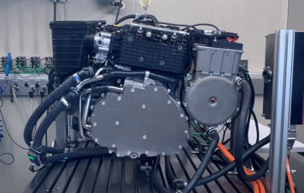 Motor koji troši samo 1,5 litar na 100 km, stavite čašu šampanjca na njega dok radi - ona neće pasti