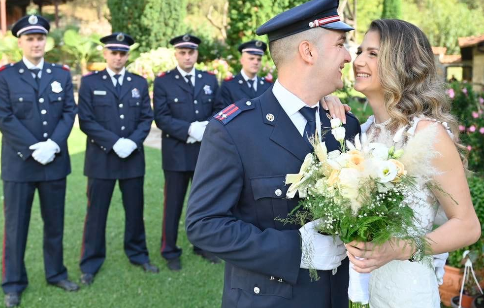 Kad se zavole vatrogasac i policajka...