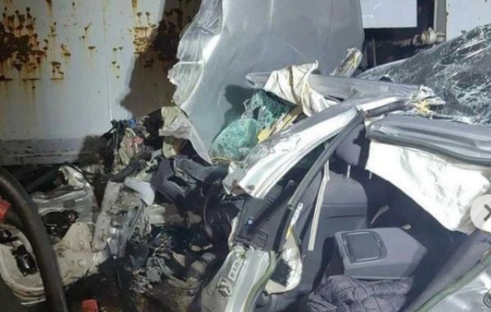 (VIDEO) SLIKE JEZIVOG SUDARA VOZA I AUTOMOBILA: Zgužvano vozilo zaglavljeno, vatrogasci izvlače putnike! Železnica OPET NIJE KRIVA!