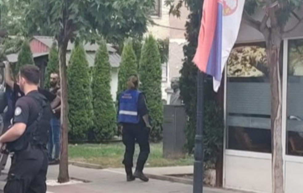 TRINAESTI DAN BLOKADE SRPSKIH INSTITUCIJA NA KOSOVU: Više stotina zaposlenih i dalje ne može na svoja radna mesta