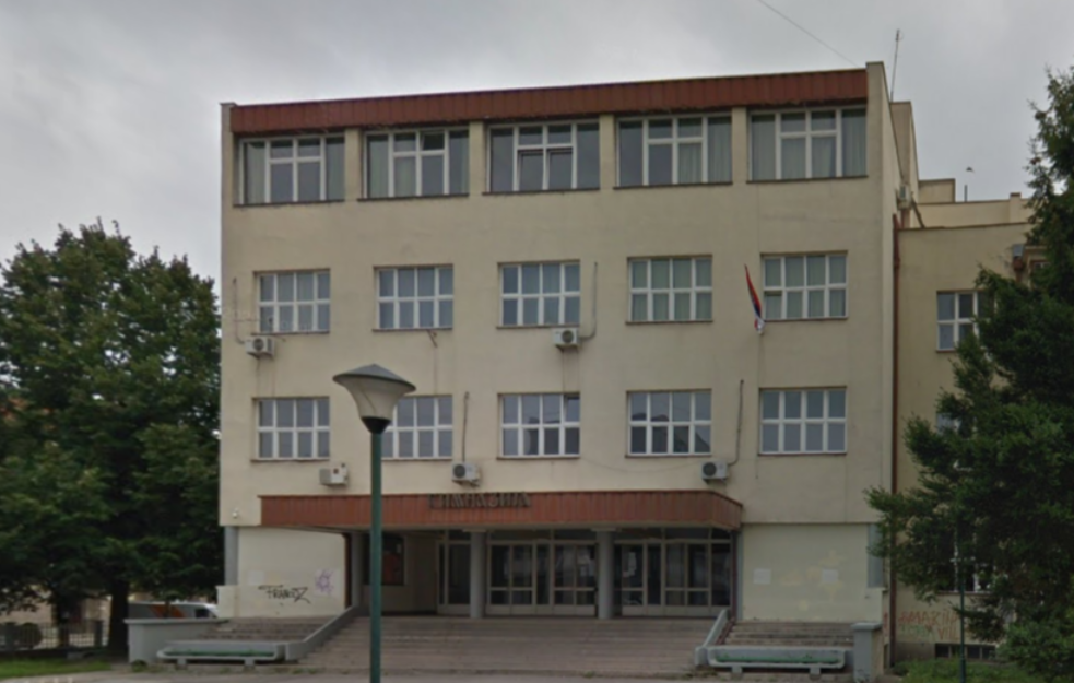 OBRUŠIO SE DEO PLAFONA U UČIONICI, povređene dve učenice