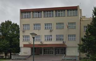 OBRUŠIO SE DEO PLAFONA U UČIONICI, povređene dve učenice