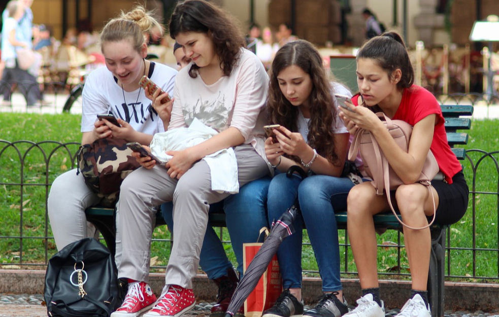 "Genijalno rešenje za zabranu telefona u školama! Startap koji zarađuje milione!