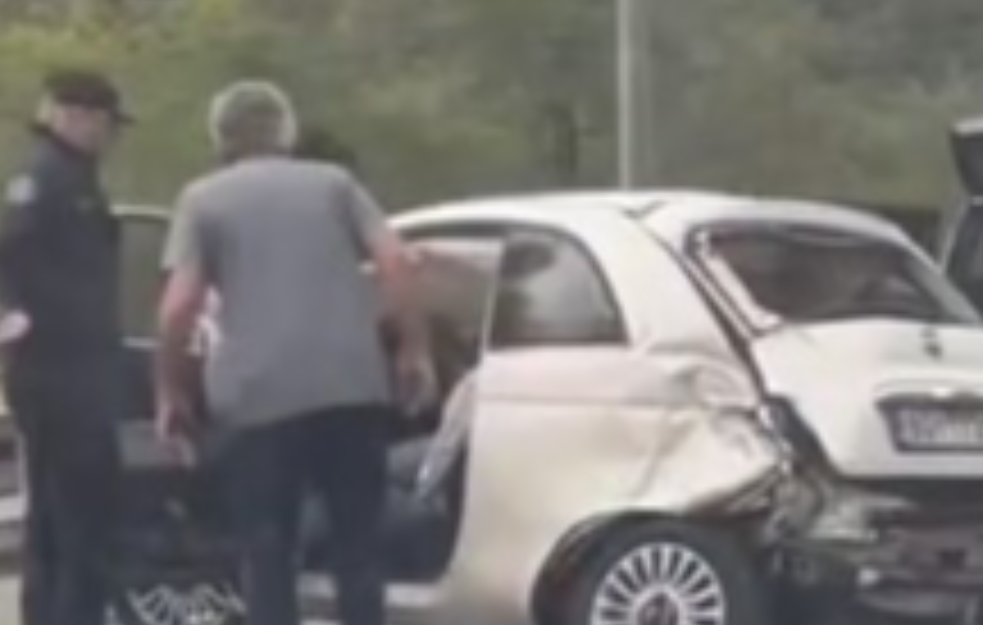 TEŠKA NESREĆA KOD BUBANJ POTOKA: Tri vozila slupana, autobus sleteo s puta!  (VIDEO)