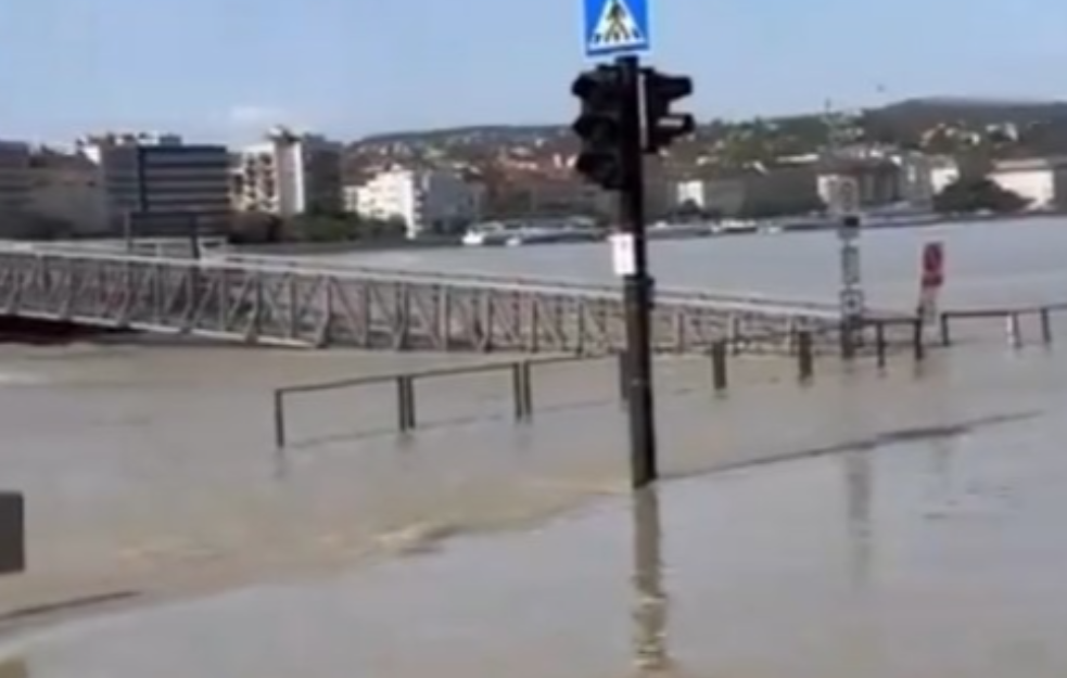 ALARMANTNO! DUNAV SE IZLIO U MAĐARSKOJ: Budimpešta se sprema za nezapamćenu KATASTROFU (VIDEO)