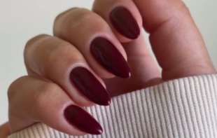 Boja <span style='color:red;'><b>nokti</b></span>ju koja izgleda skupo: Idealna za sve koji žele tamni manikir
