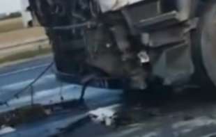 TEŠKA NESREĆA NA OBILAZNICI OKO SURČINA: Smrskana vozila, delovi po putu (VIDEO)