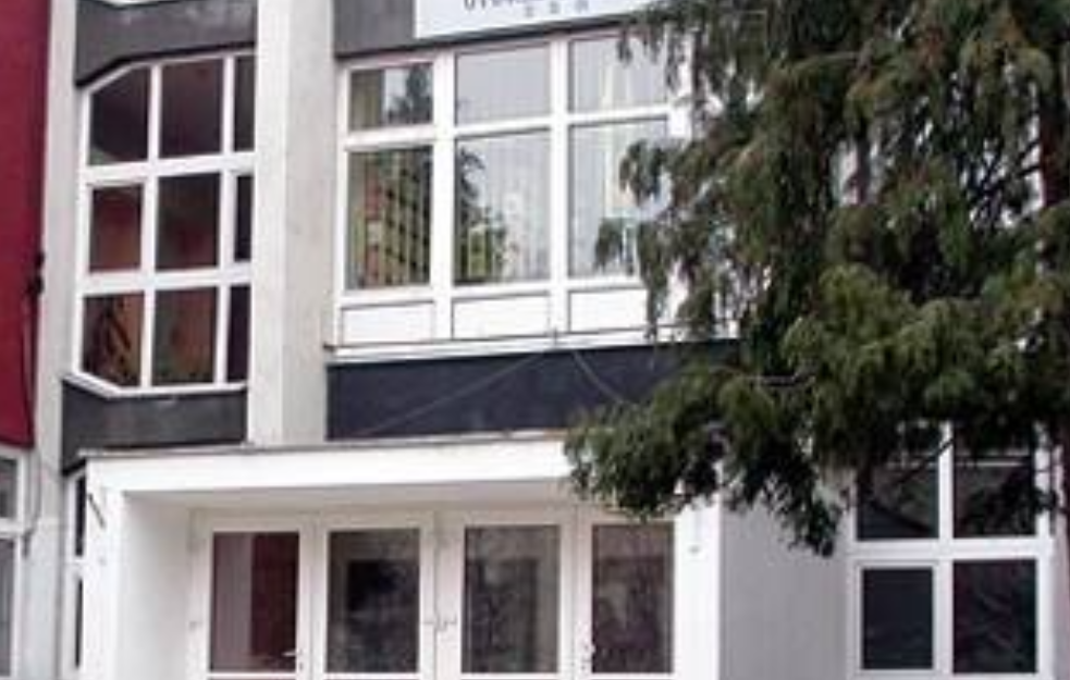 Zar opet? Plafonjera pala na devojčicu u školi!