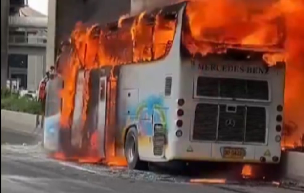 Dečiji autobus se zapalio: Ima preminulih (VIDEO)