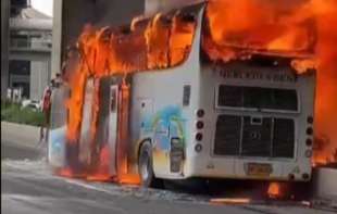 Dečiji autobus se zapalio: Ima preminulih (VIDEO)