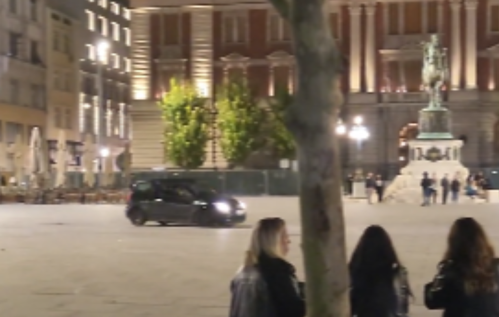 Video snimak bahate vožnje na Trgu republike se deli mrežama i narod je besan