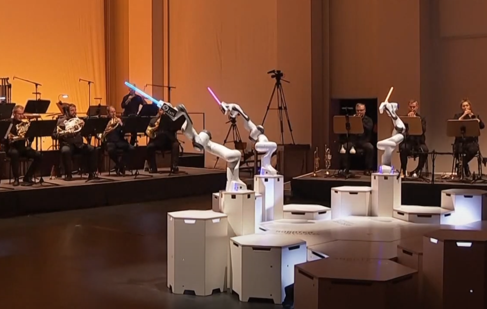 Robot prvi put dirigovao simfonijskim orkestrom u Nemačkoj (VIDEO)