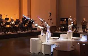 Robot prvi put d<span style='color:red;'><b>irig</b></span>ovao simfonijskim orkestrom u Nemačkoj (VIDEO)