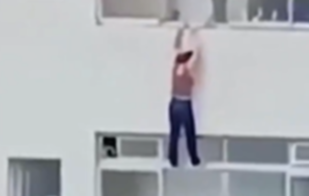 Visila sa prozora na 16-tom spratu: Na ivici života i smrti (VIDEO)