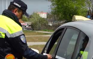  Policija ga zaustavila u saobraćaju, pa mu pronašla <span style='color:red;'><b>narkotik</b></span>e