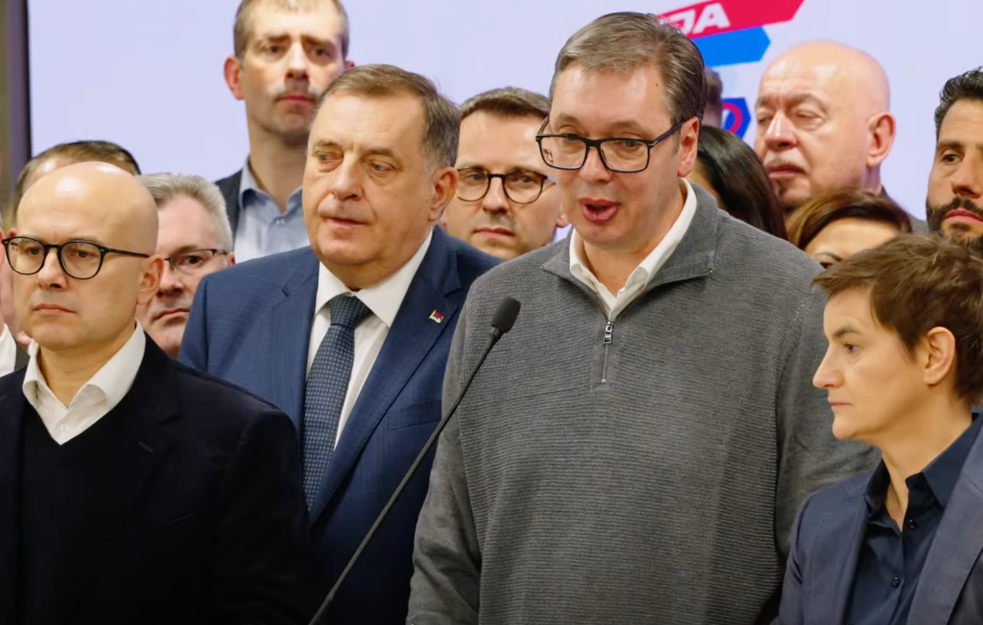 Zbog pada nadstrešnice na železničkoj stanici u Novom Sadu podnete krivične prijave protiv Vučića, Brnabić i Vučevića 