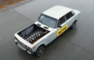 Ludi eksperiment: Lada sa V16 motorom od motornih <span style='color:red;'><b>testera</b></span> pravi spektakularan zvuk (VIDEO)