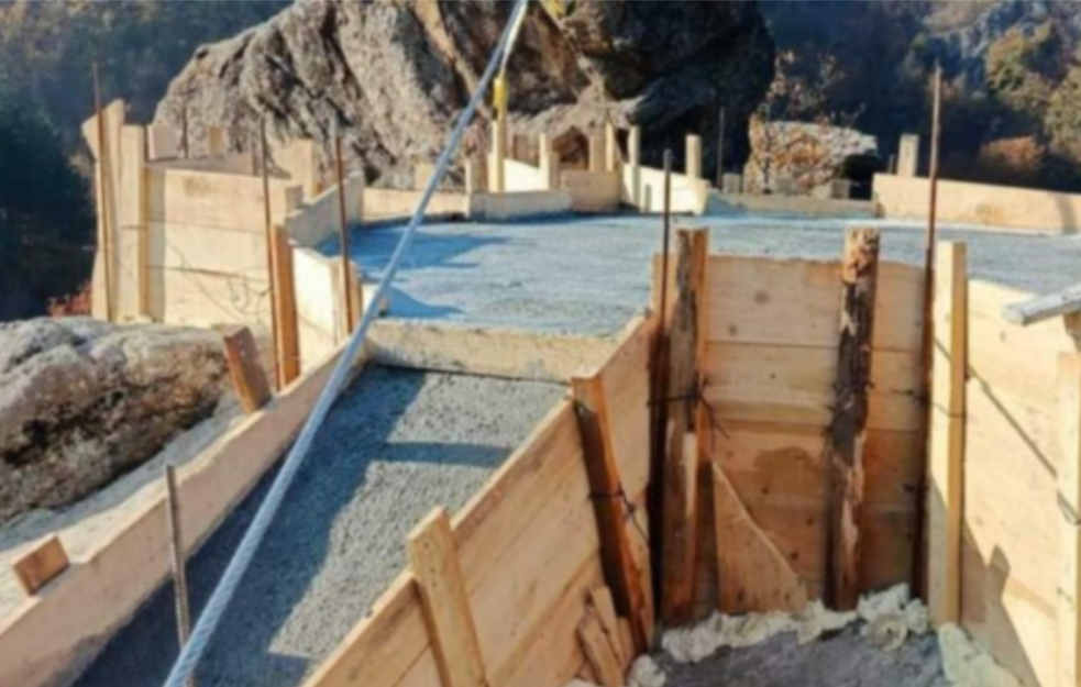 OGORČENI MEŠTANI PROTESTUJU: VIDIKOVAC NALIVEN BETONOM, oskrnavljen kanjon pod zaštitom države!