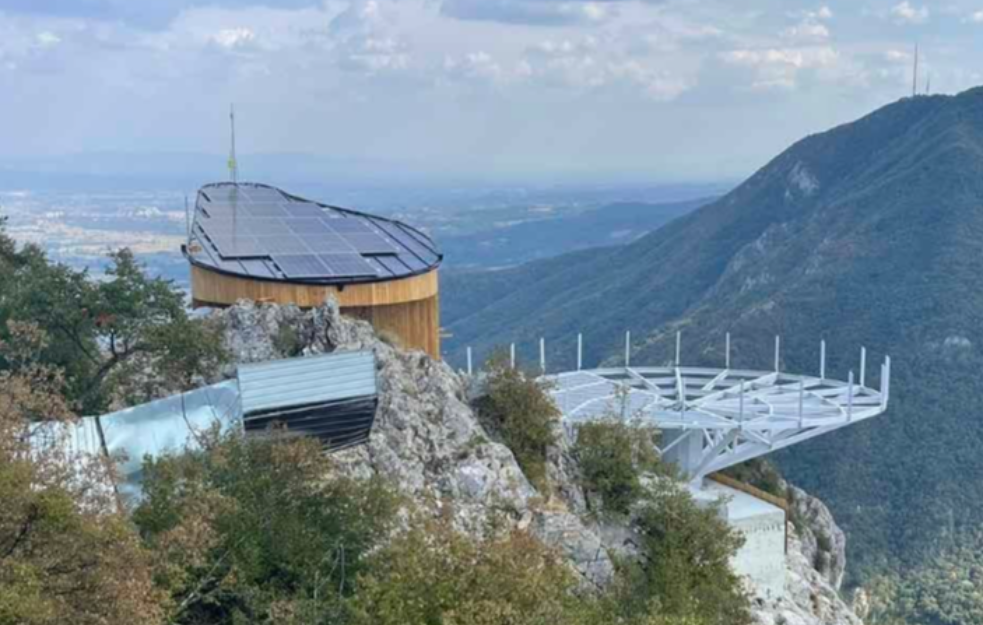 DA LI JE VIDIKOVAC NA KABLARU BEZBEDAN? Nije završen, a posetioci dolaze... 