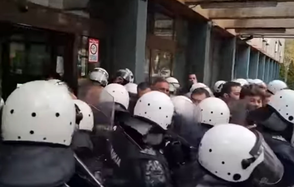 HAOS KOD SUDA U NOVOM SADU: Koškanje sa policijom, neki poslanici ušli u sud