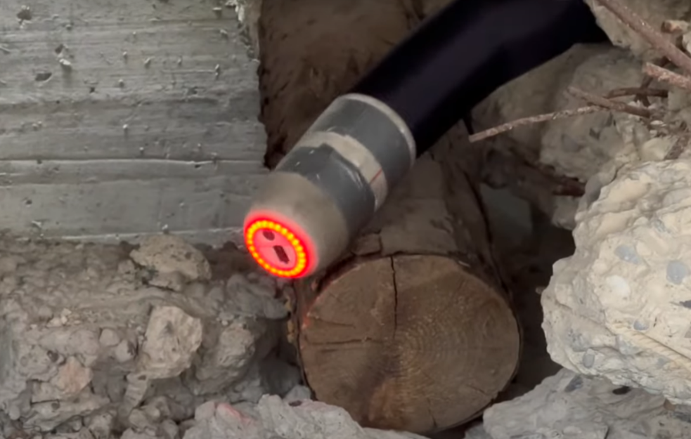 Robot nalik zmiji traži ljude ispod ruševina (VIDEO)