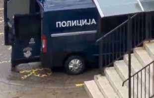 Snimak koji je zapalio društvene mreže: Dok opozicionari prolaze torturu, Vesića policija sprovodi bez <span style='color:red;'><b>lisica</b></span> (VIDEO)