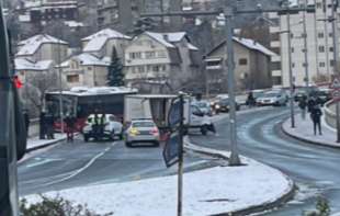 LANČANI SUDAR U RAKOVICI: <span style='color:red;'><b>Proklizavanje</b></span> odvelo kamion skroz u drugu traku (FOTO)