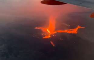 Iz aviona snimila erupciju vulkana: Ovakvo nešto se ne viđa često (VIDEO)