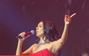 Tanja Savić u vatreno crvenoj haljini otvorila koncert u Areni! Mama i tata su tu prvi put večeras