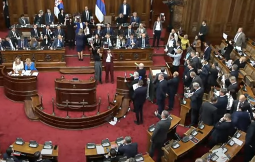 Izbila tuča u Narodnoj skupštini tokom sednice o budžetu (VIDEO)
