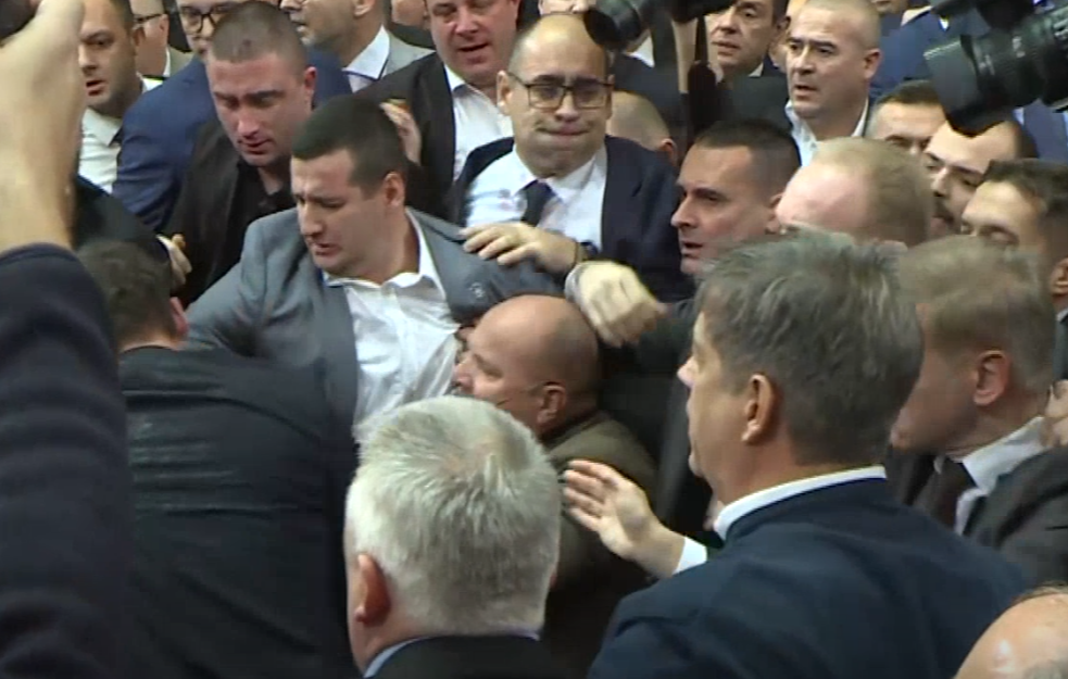 Dva puta izbila tuča u Skupštini! Opozicija pravi haos, ometali Vučevića i Brnabić dok su govorili - duvali u vuvuzele (FOTO)