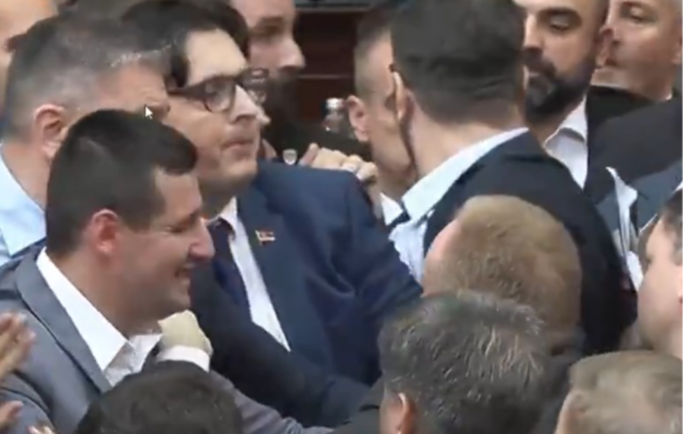 Da li je tuča u Skupštini režirana: Da će do haosa doći znalo se još pre dva dana, kome sve ovo odgovara?