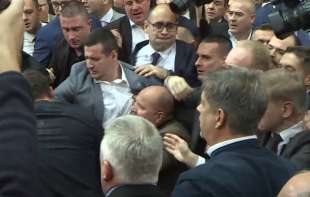Dva puta izbila tuča u Skupštini! Opozicija pravi haos, o<span style='color:red;'><b>metali</b></span> Vučevića i Brnabić dok su govorili - duvali u vuvuzele (FOTO)
