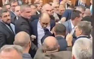 Na ovom snimku se najbolje vidi tuča u Skupštini: Psuju kao kočijaši, Đuka boksuje kao u <span style='color:red;'><b>ring</b></span>u, Marinika prska bojom (VIDEO)