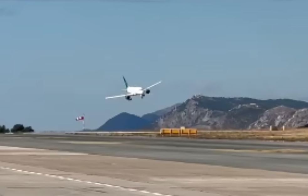 Pilot jedva smirio avion prilikom sletanja: Jačina vetra ga umalo oborila