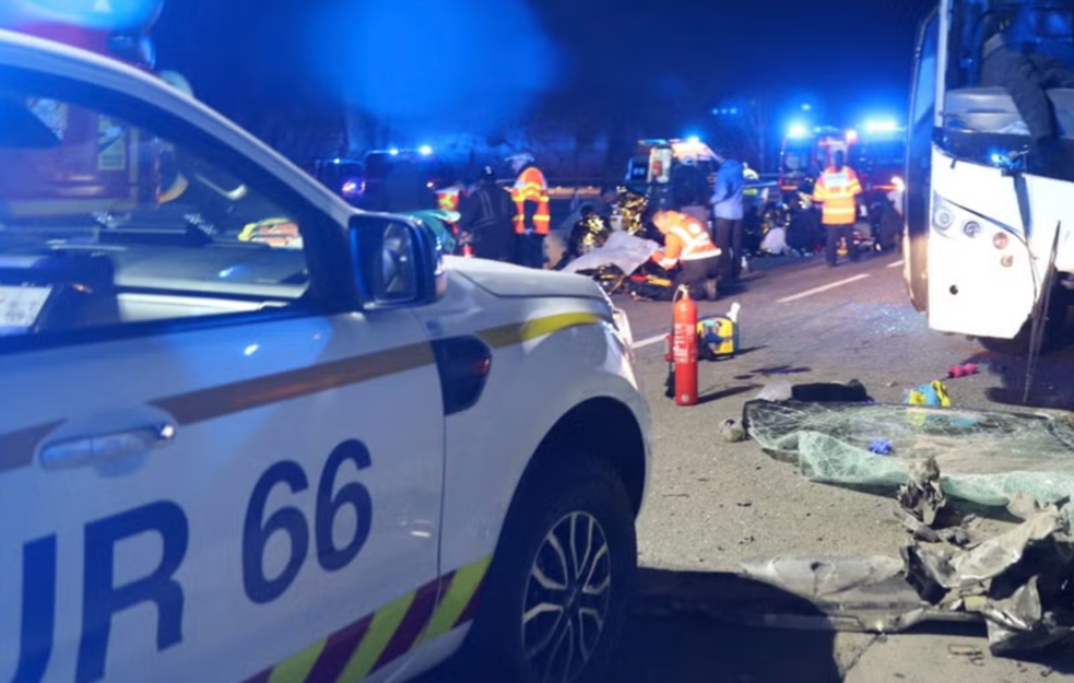 Tragedija u Francuskoj! Autobus pun putnika udario u liticu: Dve osobe poginule, desetine povređeno