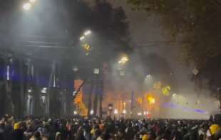 <span style='color:red;'><b>Gruzija</b></span> tone u haos: Policija primenjuje silu, stotine povređenih, demonstranti zauzeli deo centra Tbilisija
