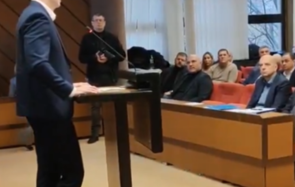 Sednica o smeni gradonačelnika Novog Sada: Haos ispred Skupštine, okršaj građan i policije