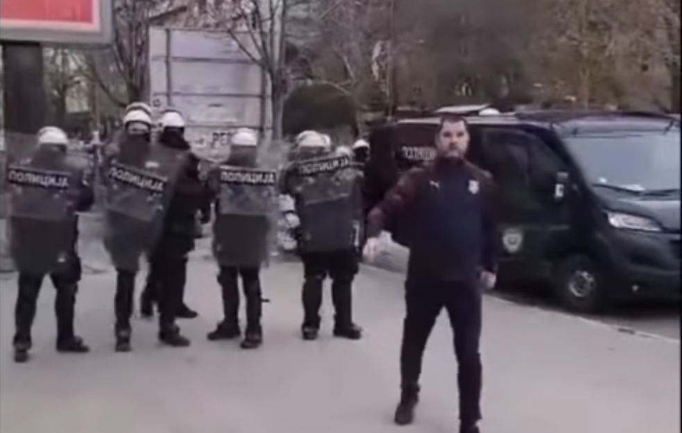 HAOS U NOVOM SADU ISPRED SKUPŠTINE! Došlo do klinča izmedju policije i građana!