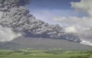 Aktivirao se vulkan Kanlaon na <span style='color:red;'><b>Filipini</b></span>ma: Dim i pepeo svuda (VIDEO)