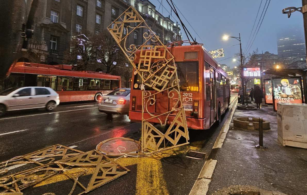 Još jedan incident u nizu: Otkačila se novogodišnja rasveta i oštetila trolejbus