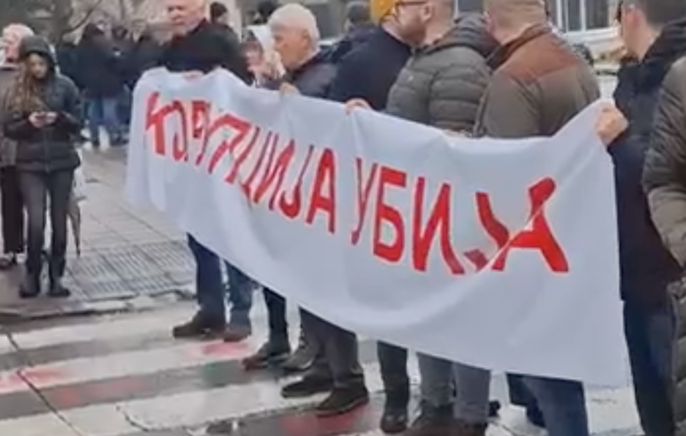 Opozicioni poslanici pokušali da upadnu na skup u Metropolu: Dačić zbog opozicionara izašao na sporedni izlaz