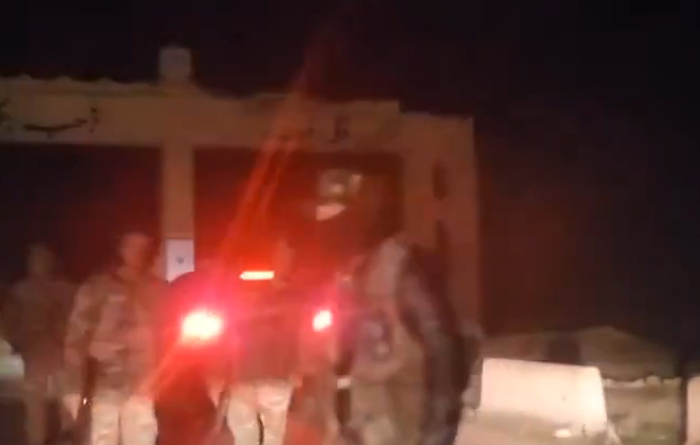 Stravičan zločin sirijskih pobunjenika: Ranjene Asadove vojnike hladnokrvno pobili u bonici  (UZNEMIRUJUĆI VIDEO)