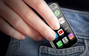 Najmanji pametni telefon: Nalik je na iPhone i staje u svaki <span style='color:red;'><b>džep</b></span>