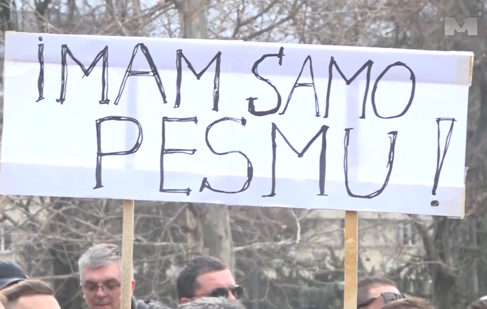 Opozicija blokirala MUP u Novom Sadu: Policajci izleteli iz zgrade, sukobi ispred ulaza