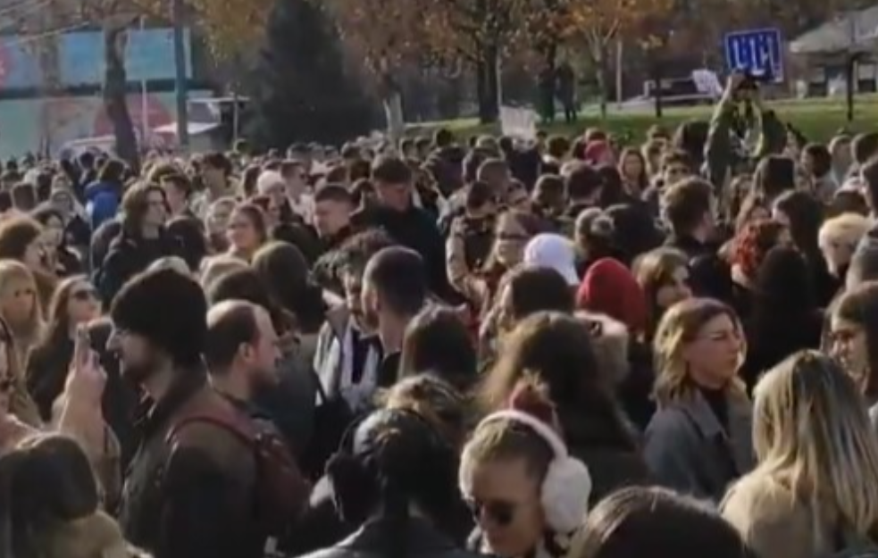 Masovno učešće građana, došli i maturanti Protest 
