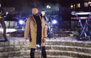 Popularni pevač obradio hit Sinana Sakića, kolege čestitaju: „Svaka ti čast“ VIDEO