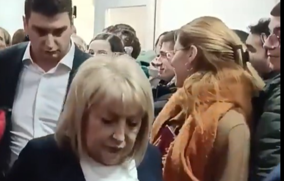 Studenti oterali ministarku prosvete: Slavica izviždana kao nikad u životu, iz Skupštine izašla pognute glave (VIDEO)