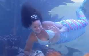 Zamalo se udavila dok je izvodila svoj performans sirene u dubokom <span style='color:red;'><b>bazen</b></span>u! (VIDEO)