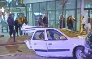 Teška nesreća u Paraćinu: Automobil prepolovljen, deo uleteo u izlog, strahuje se da ima mrtvih